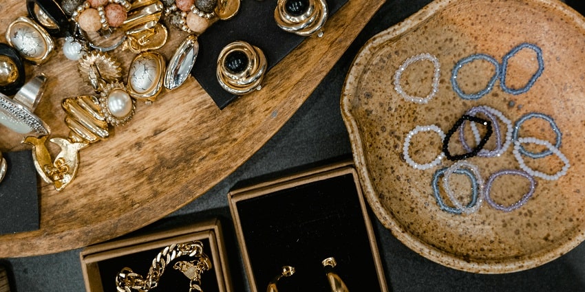 A glimpse of high-end jewellery being sold on wooden and ceramic trays in Tatsat.