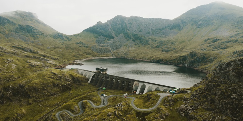 A dam between mountains, similar to Tawa Dam, a famous place near Madhai Wildlife Sanctuary.