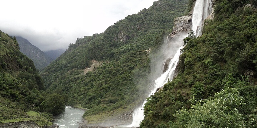 A breathtaking view of Tawang waterfall, one of the best waterfalls in Arunachal Pradesh.