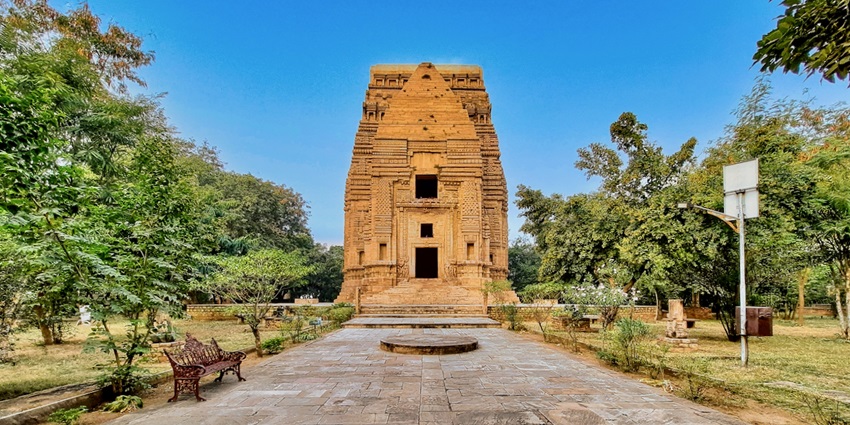 Front view of Teli Ka Mandir, a tourist attraction near Gujari Mahal Archaeological Museum