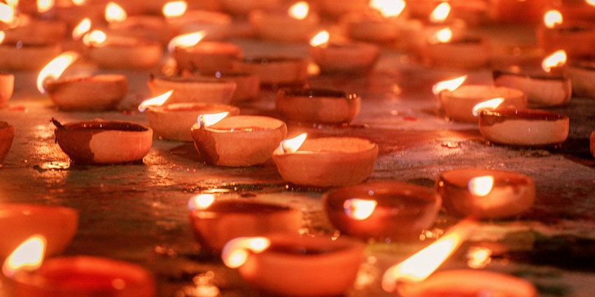 Many earthen lamps illuminate the temple at all times.
