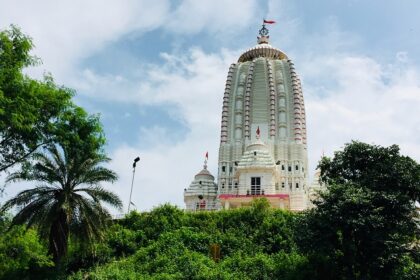 A glimpse of the tourist attraction of the region made up of white marbles and stones.