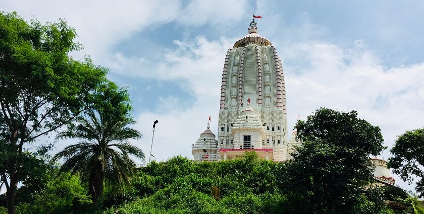 A glimpse of the tourist attraction of the region made up of white marbles and stones.