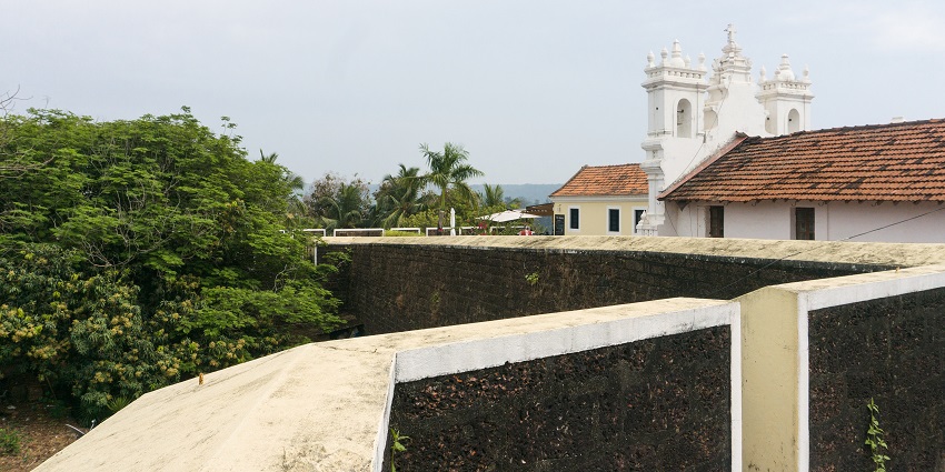 Scenic view of Fort Tiracol, showcasing its historic architecture and lush greenery