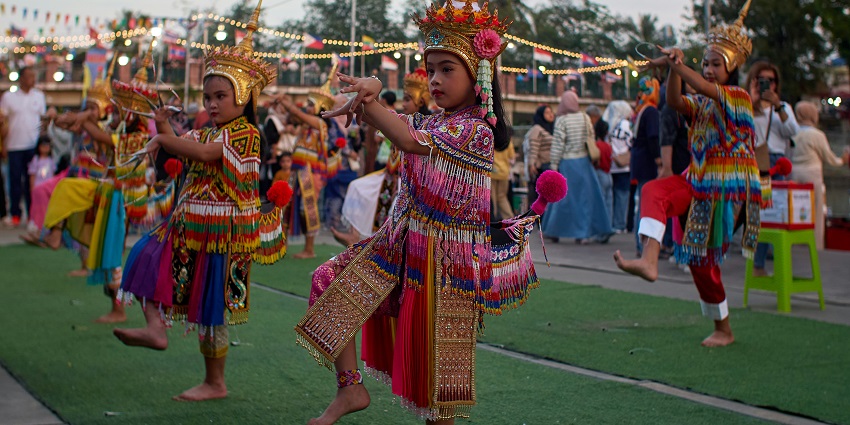 Image of kids performing Thai Cultural dance in Paka park, situated on the outskirts of Krabi Town.