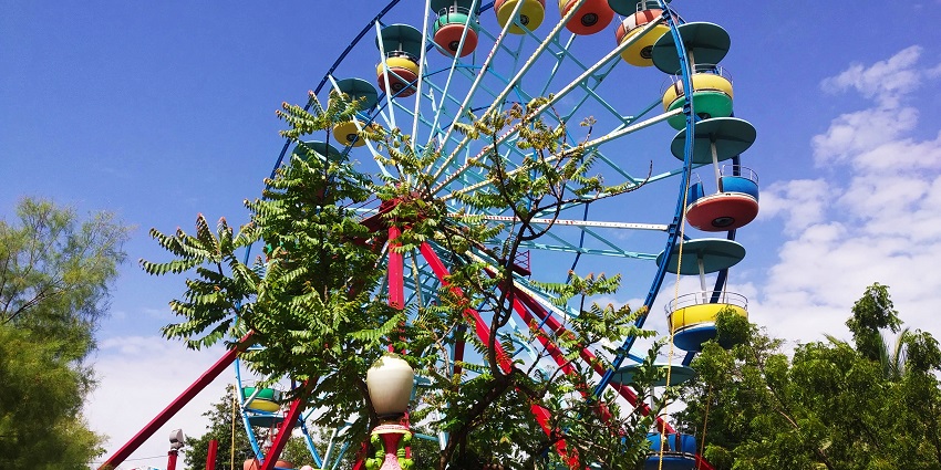 A huge ferris wheel, one of the best things in Jurassic water park Sonipat.