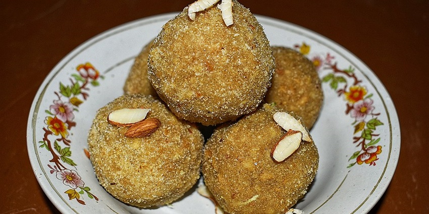 The Cake Corner, a famous spot in Udaipur offers cosy cakes, pastries, and cookies.