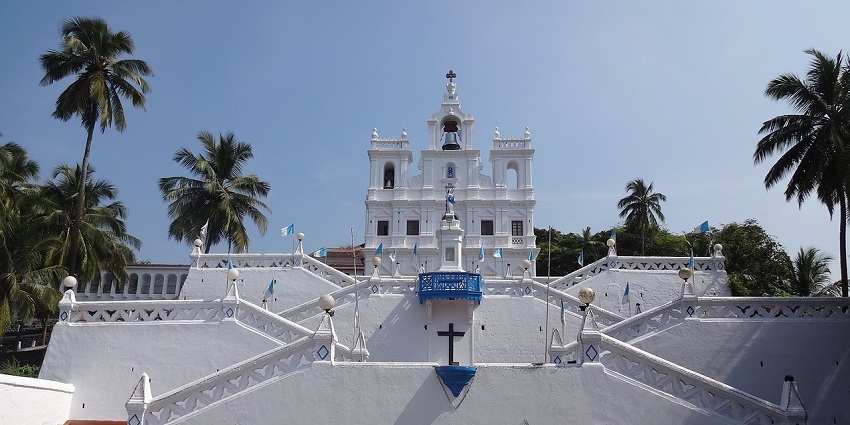 The Chapel of Nazareth Jesus is located on top of a hill and is near the Kesarval Waterfall