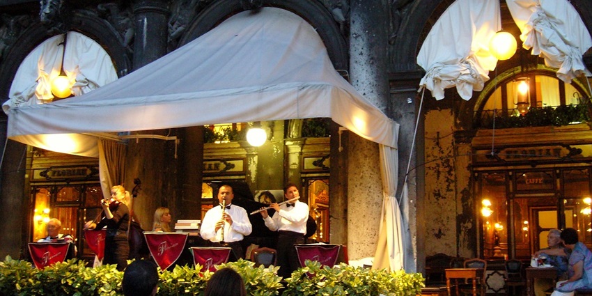 A picture of a rooftop restaurant in Jodhpur with live music performances taking place