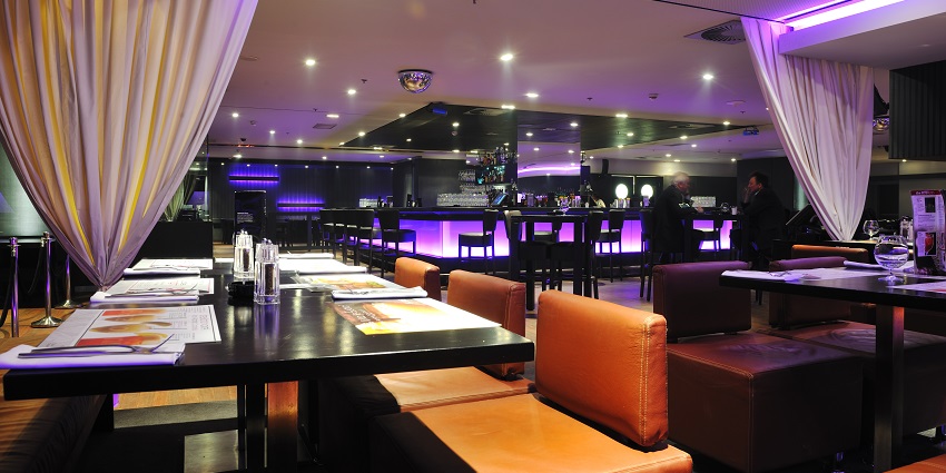 Jungle-themed bar in Jaipur with unique cocktails and lush ambiance