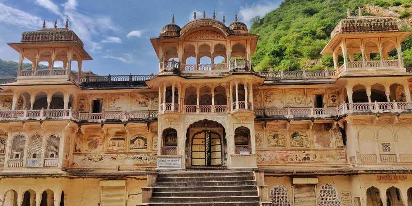 The Gem Palace showcases luxurious Kundan and Polki jewellery, beloved by celebrities.