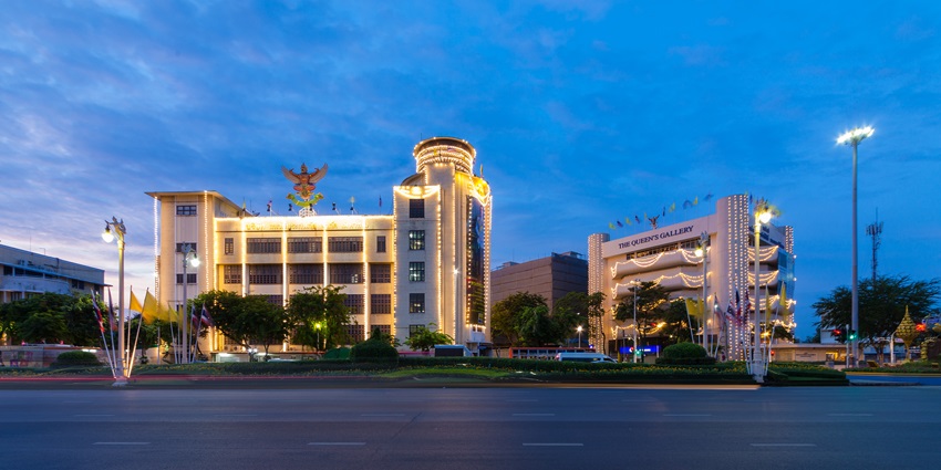 The Queen’s Gallery at Buckingham Palace showcases royal art collections, rotating exhibitions, and historic treasures from the Royal Collection.