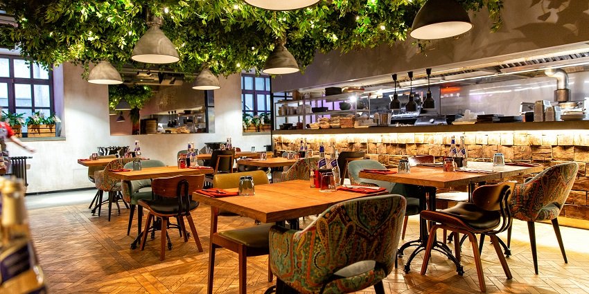 Modern lounge with crafted drinks, delicious delicacies and exciting ambiance