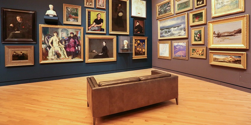 A view of solid coloured walls featuring an array of famous paintings in the region.