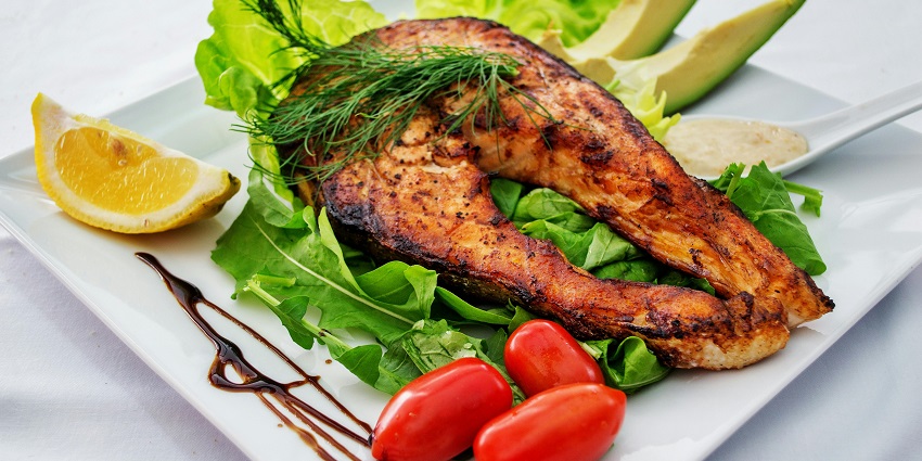 A glimpse of fried fish served with avocado and lettuce, one of the best foods in Vadodra.