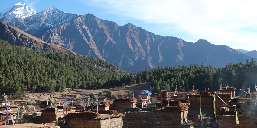 Ringmo offers an opportunity to experience the local culture, including traditional Tibetan architecture.