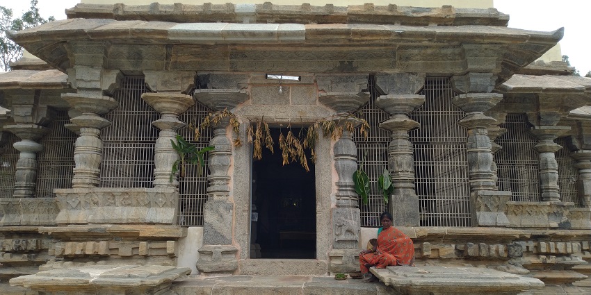Exploring the temple premises and indulging in sankirtan is one if the things to do here.