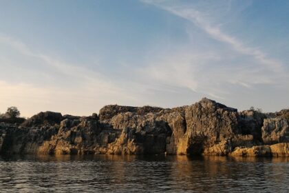 An image view of marble cliffs and the Narmada River located in Bhedaghat, showcasing exciting things to do in Bhedaghat.