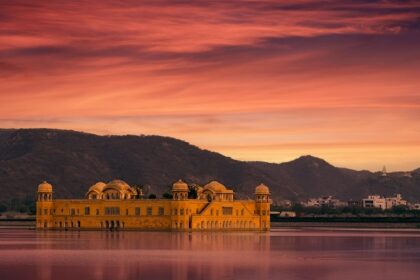 Jal Mahal in Jaipur, reflecting beautifully on the lake, offering a romantic and scenic spot for couples.