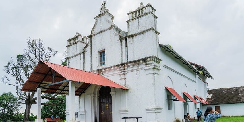 Image of Three Kings Chapel, one of the spiritual places to visit near Varca Beach