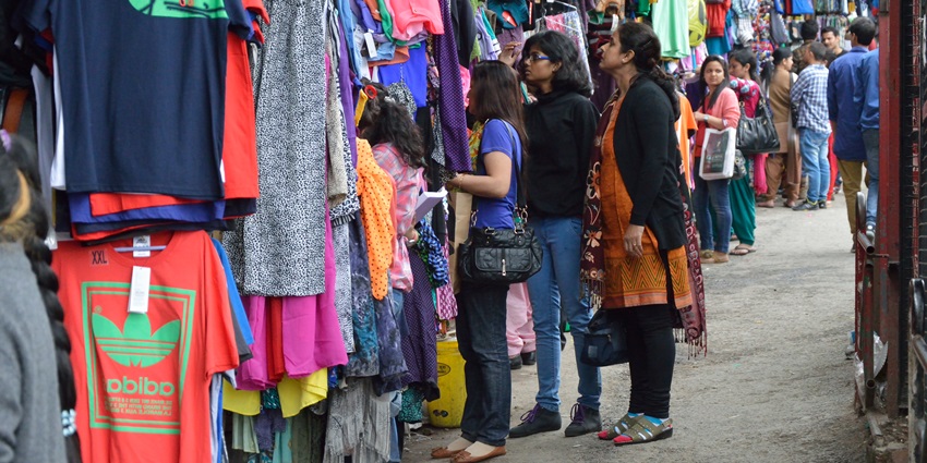 A picture of people shopping from various clothing stalls at the Tibetan Market of Vadodara
