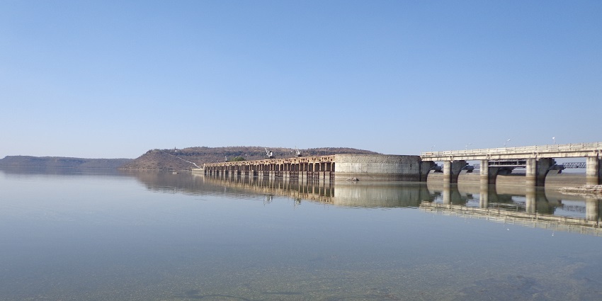 Scenic view of Tighra Dam, a popular destination near Ghatigaon Wildlife Sanctuary, offering picturesque surroundings