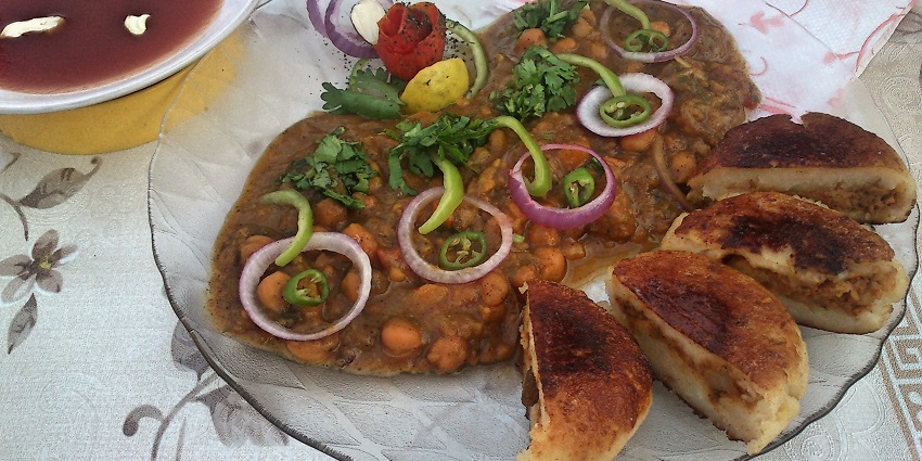 Enjoy delicious street food in Chandigarh like tikki chole that is garnished with chutney and spices