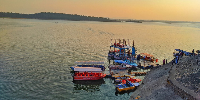 Tilaiya Dam is one of the prime dams and popular spots in Jhumri Talaiya in Koderma.