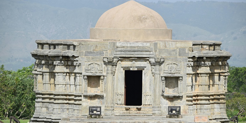 A picture of a stone tomb near the famous Analgadh Fort, surrounded by greenery