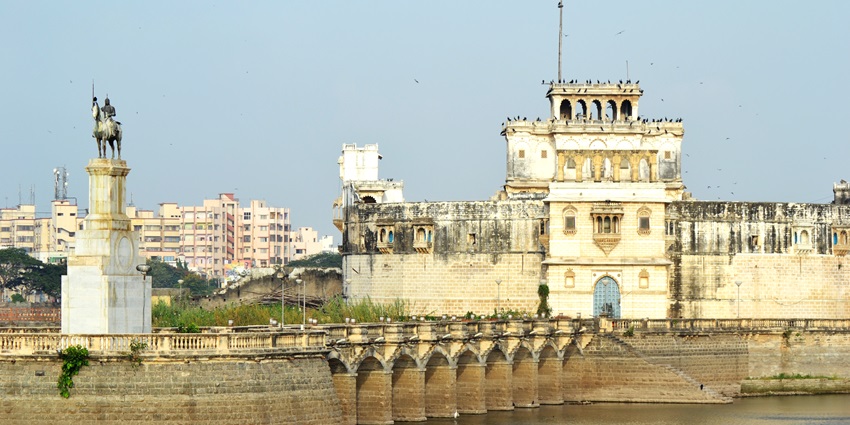 Before visiting Lakhota Fort, there are some tips that travellers might take into consideration.