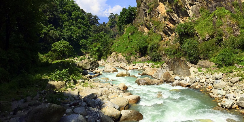 A serene view of the Tirthan River in Himachal Pradesh, one of the most beautiful hill stations near Gurugram.