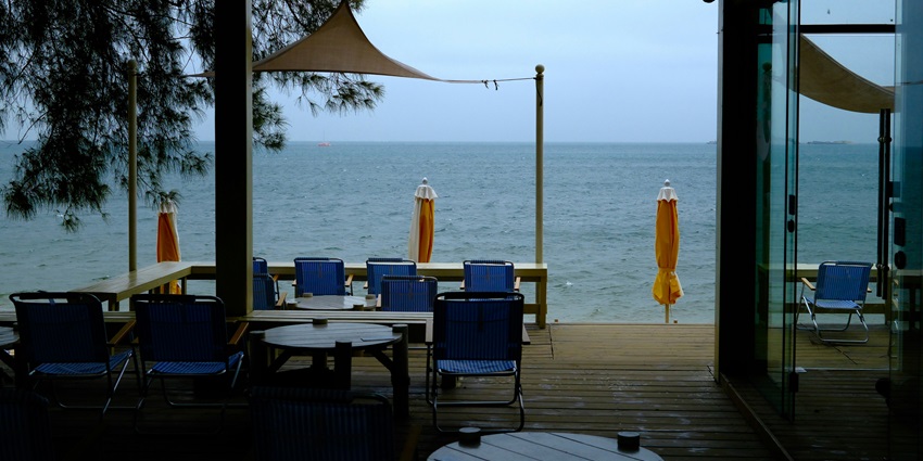 Explore the quaint beachfront restaurants, one of the amusing things to do in Anjuna.