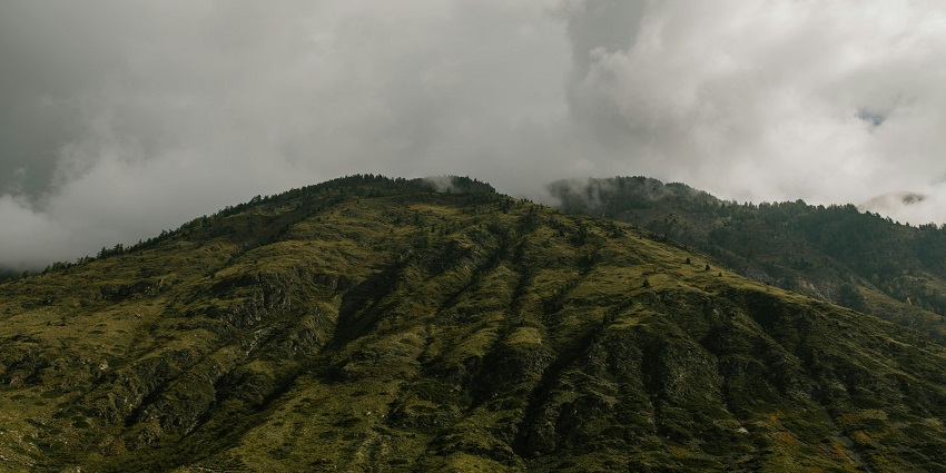 A breathtaking landscape of Todgarh-Raoli with lush green hills during the daytime.