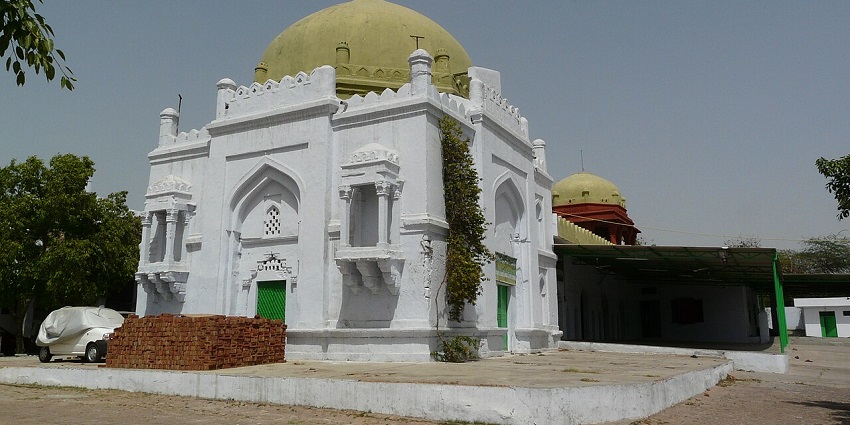 The Tomb of Khwaja Bande Nawaz is a revered Sufi shrine located near the attraction.