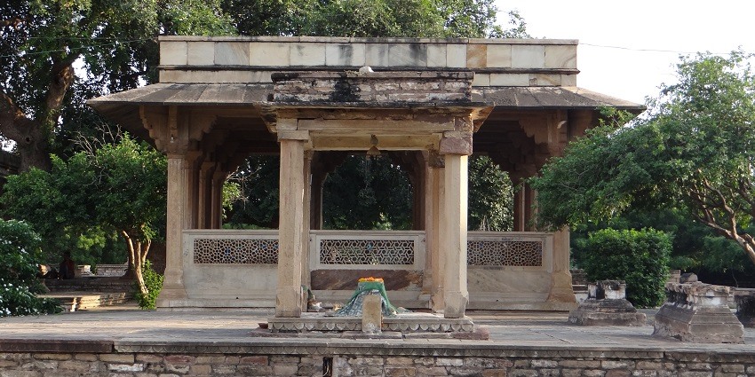 A view of Tansen's Tomb surrounded by two historic mosques, a tourist attraction near Gwalior zoo.