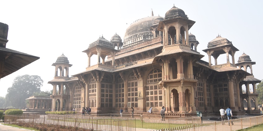 front view of Tomb of Tansen, the best place to visit in the nearby vicinity of the complex