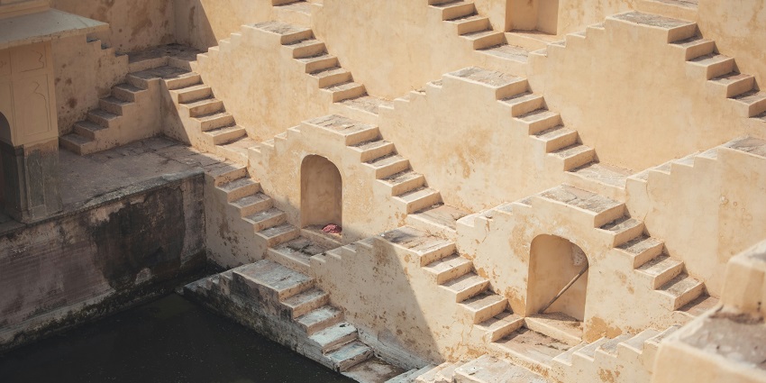 A tranquil evening at Toorji Ka Jhalra with sandstone a must-visit in Rajasthan.