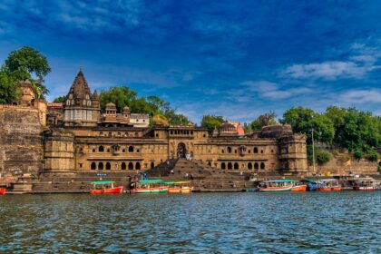 An image presenting the beauty of Maheshwar, exhibiting its design, riverside, and dynamic culture.