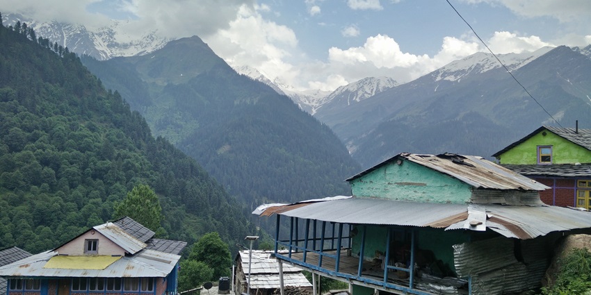 Scenic image of the Tosh Village which is near the Kheerganga trek site in Himachal