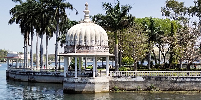 Tranquil Fateh Sagar Lake in Udaipur is perfect for boating and stunning views.