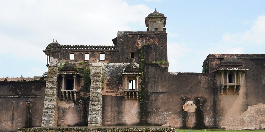 A frontal view of a fort at the top of the Analgadh Hill in Gujarat