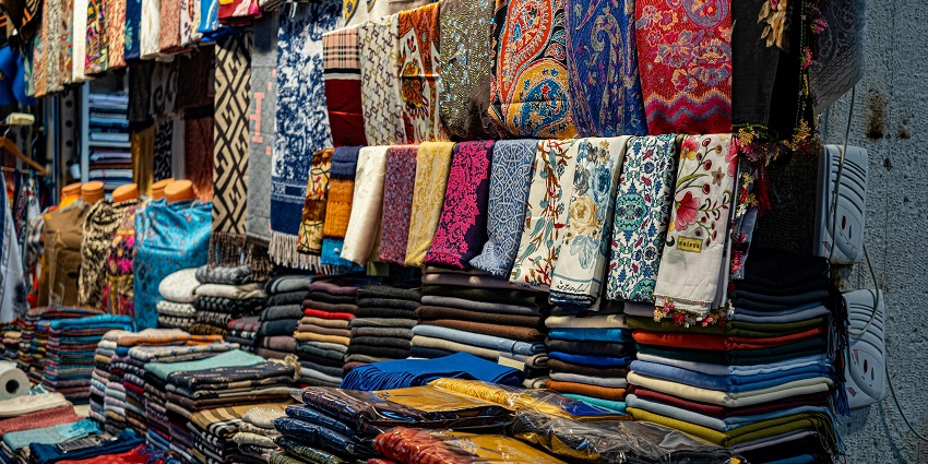 Trikon Baug Market, a crowded street market, sells ethnic wear at very cheap rates.