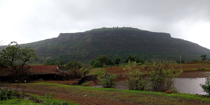 Tringalwadi Fort is among the best tourist places to visit in Igatpuri in monsoon season.