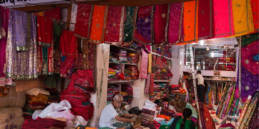 The best street shopping in Jaipur’s Tripolia Bazaar offer vibrant Bandhani textiles.