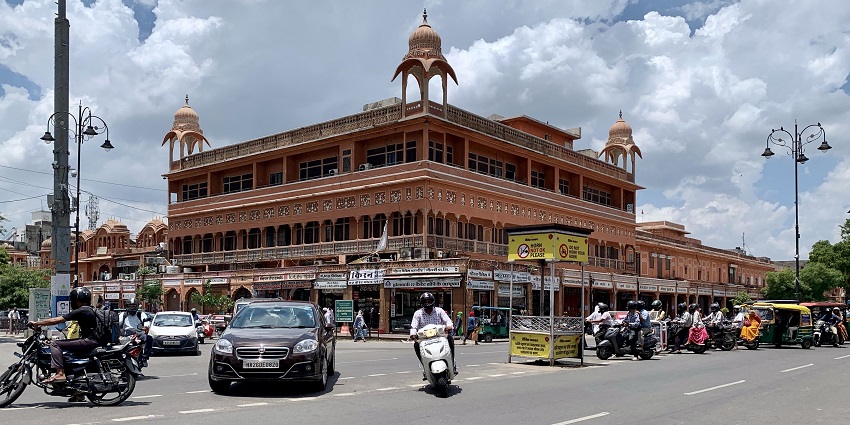 Tripolia Bazaar offers antiques, brassware, and textiles reflecting Jodhpur's history.