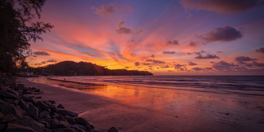 Tung Thu beach allows you to witness stunning sunsets from this beach while sipping on some beverages.