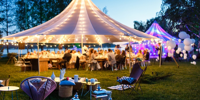 Enjoy a rooftop party at Udai Kothi Hotel with live music, DJs and performances.