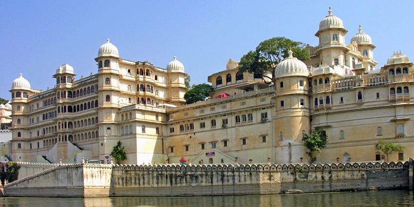 A magnificent view of the City Palace of Udaipur, located on the banks of Lake Pichola, a popular tourist destination in Rajasthan