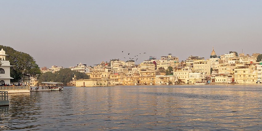 A beautiful view of Lake Pichola, representing the city of Lakes, Udaipur is a must-visit.
