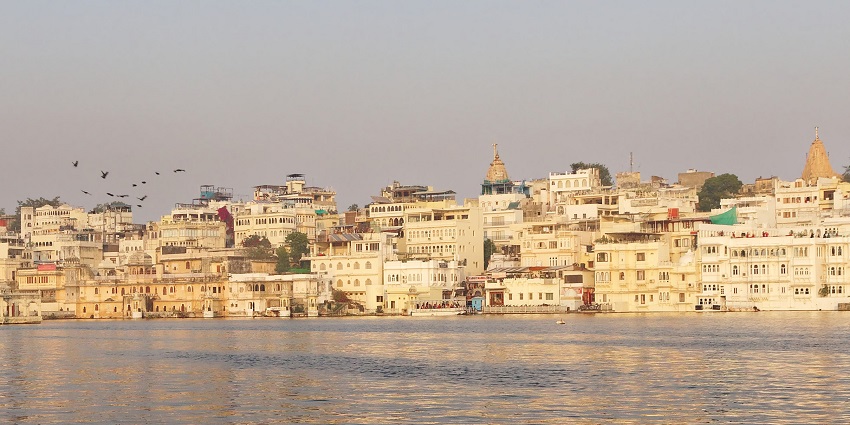 A stunning view of Lake Pichola with the City Palace in the background, one of the best places to visit in June in Rajasthan.